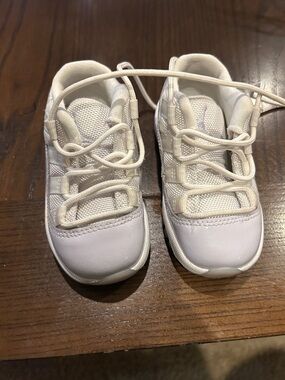 Kids White Casual Athletic Shoes - Lightweight Comfort Retro 11